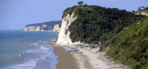 Los acantilados serpentean la l&iacute;nea de costa de la playas en el norte de Manab&iacute;. En el cant&oacute;n Jama est&aacute; Punta Blanca, zona tur&iacute;stica y de pesca artesanal.