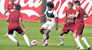 La selecci&oacute;n peruana, dirigida por el argentino Ricardo Gareca, profundiz&oacute; los entrenamientos en la posesi&oacute;n de la pelota y en el ataque por las bandas. Foto: AFP