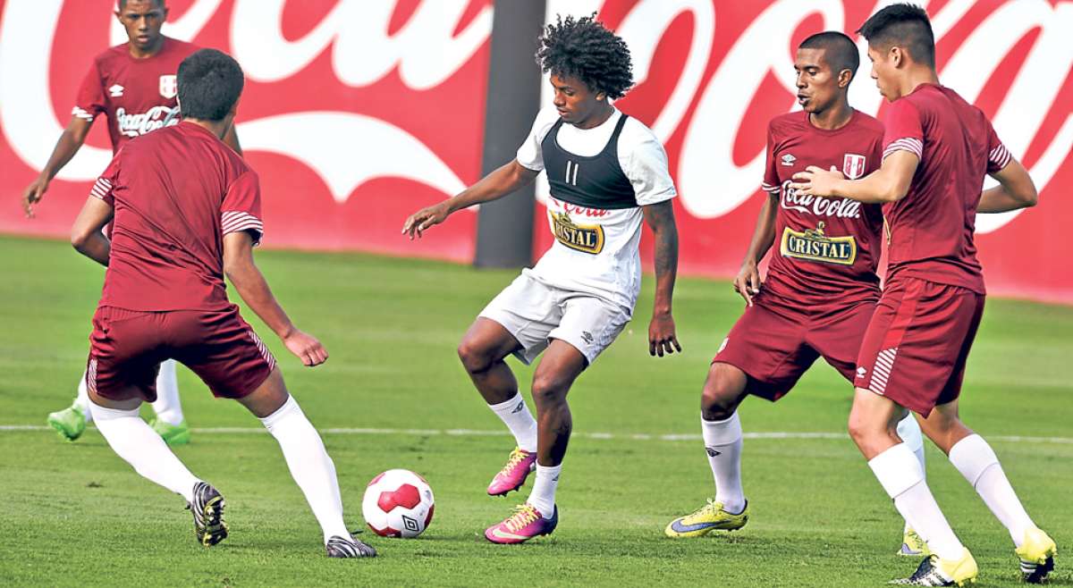 La selecci&oacute;n peruana, dirigida por el argentino Ricardo Gareca, profundiz&oacute; los entrenamientos en la posesi&oacute;n de la pelota y en el ataque por las bandas. Foto: AFP