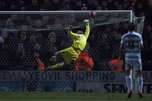 El portero Jed Steer del Yeovil Town no pudo detener el disparo del volante Ander Herrera (Manchester United). Foto: AFP