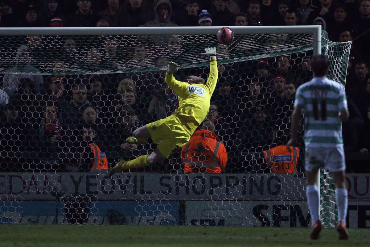El portero Jed Steer del Yeovil Town no pudo detener el disparo del volante Ander Herrera (Manchester United). Foto: AFP