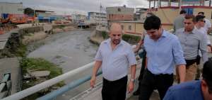 El vicepresidente de la Rep&uacute;blica, Otto Sonnenholzner, recorri&oacute; sectores afectados por la contaminaci&oacute;n en Manta junto a ciudadanos y autoridades del cant&oacute;n. 