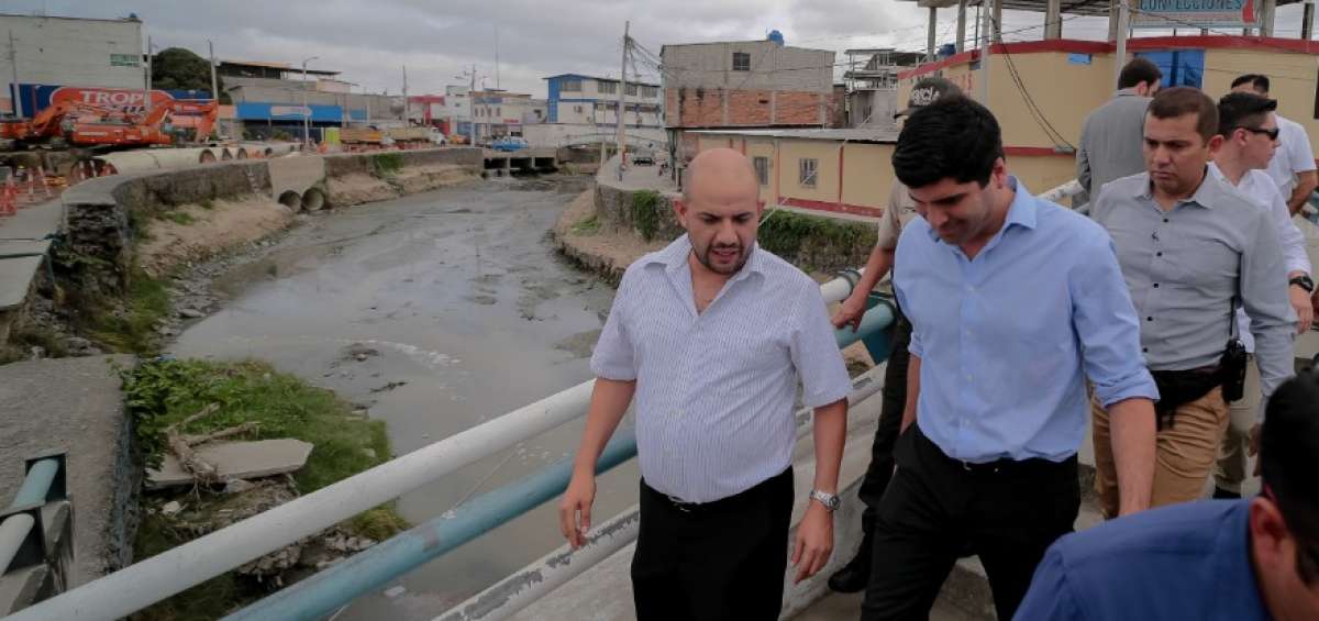El vicepresidente de la Rep&uacute;blica, Otto Sonnenholzner, recorri&oacute; sectores afectados por la contaminaci&oacute;n en Manta junto a ciudadanos y autoridades del cant&oacute;n. 