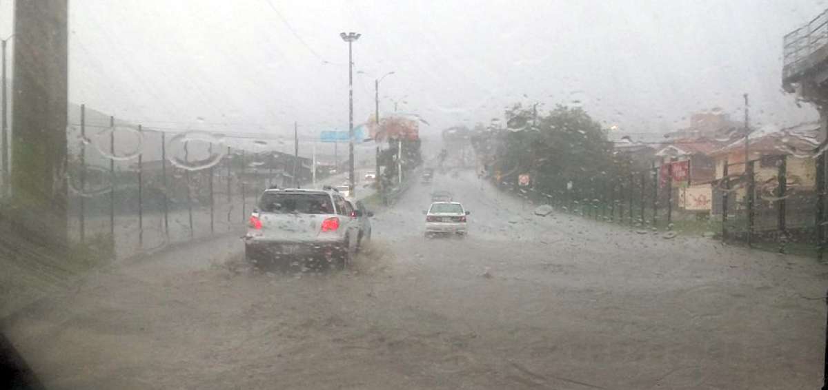 Una fuerte lluvia sorprendi&oacute; a los cuencanos este 20 de noviembre.