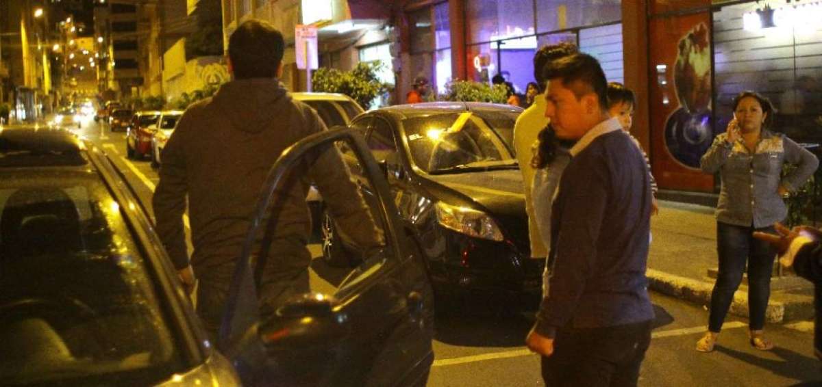 Cientos de ambate&ntilde;os salieron a las calles por causa del temblor