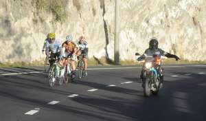 Los ciclistas transitaron junto a los autom&oacute;viles que recorren la Ruta Viva, acompa&ntilde;ados de resguardo de la policial. Foto: Cortes&iacute;a
