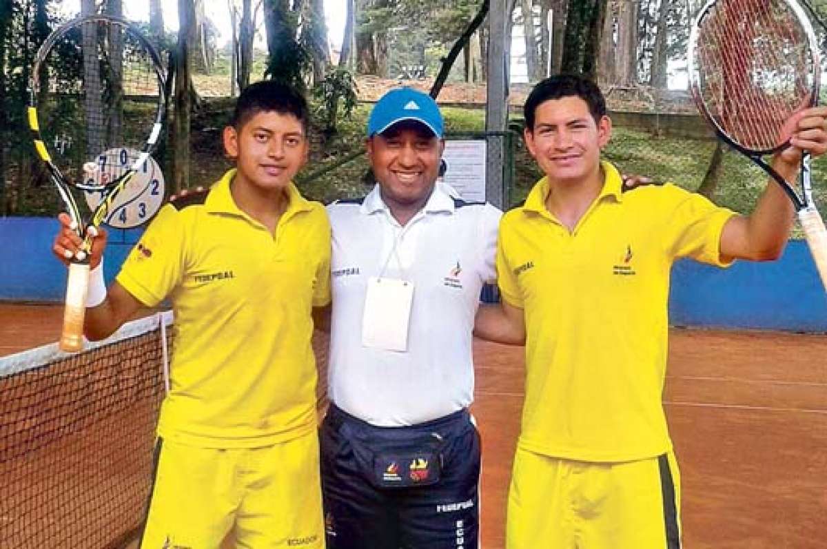 La pareja conformada por Steven Tigrero (izq.) y Andr&eacute;s V&aacute;squez, obtuvieron medalla de plata en las pruebas de tenis de campo. Posan con el DT Henrry &Aacute;vila. Foto: Cortes&iacute;a.