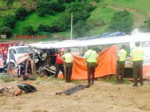 Agentes de la Polic&iacute;a y del Cuerpo de Bomberos retiran los cuerpos de el accidente. Foto: Cortes&iacute;a