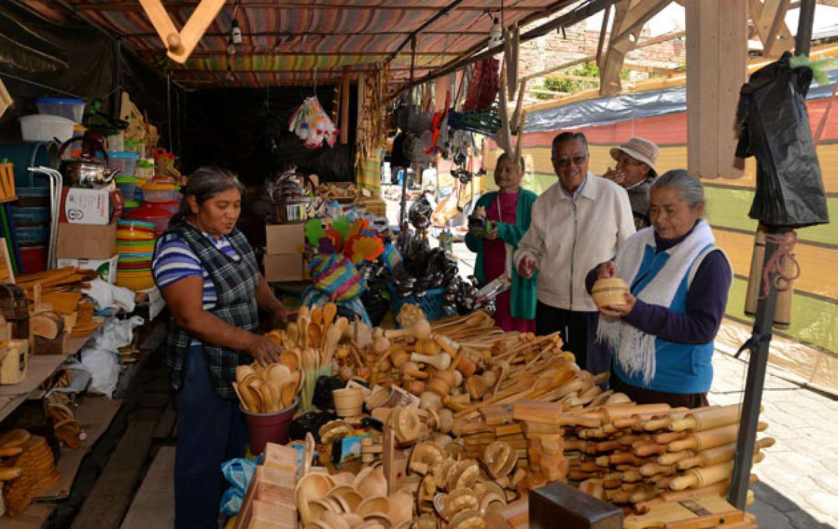 Cucharas, rodillos, tableros y dem&aacute;s utensilios de cocina elaborados en madera son algunas de las artesan&iacute;as que se pueden adquirir en Pinllo. Foto: Roberto Ch&aacute;vez / El Tel&eacute;grafo