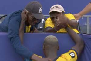 Tras el triunfo 2-1, Mois&eacute;s Caicedo festej&oacute; la clasificaci&oacute;n junto a sus padres en una de las im&aacute;genes m&aacute;s emotivas de la jornada.