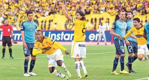 Pedro Velasco celebra el gol de la victoria,Ismael Blanco (9) y Luis Checa se suman al festejo &lsquo;torero&rsquo;.  Foto: John Guevara / El Tel&eacute;grafo