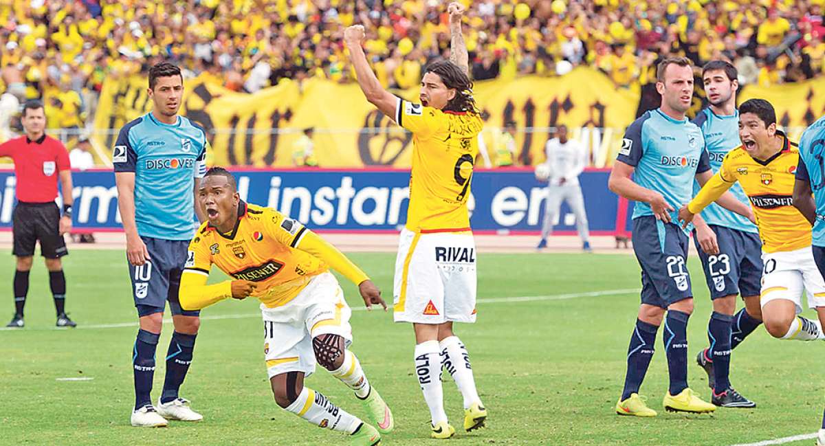 Pedro Velasco celebra el gol de la victoria,Ismael Blanco (9) y Luis Checa se suman al festejo &lsquo;torero&rsquo;.  Foto: John Guevara / El Tel&eacute;grafo