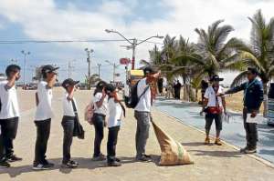 Los j&oacute;venes scouts piden a la ciudadan&iacute;a utilizar los tachos diferenciados para depositar los desperdicios. Foto: Vivian Zambrano / El Tel&eacute;grafo
