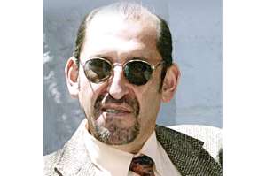 En El Magnicidio Perfecto, Alexei P&aacute;ez Cordero analiza la sublevaci&oacute;n policial del 30 de septiembre de 2010 en base a la ciencia pol&iacute;tica latinoamericana. Cortes&iacute;a