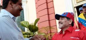 Maradona jugar&aacute; f&uacute;tbol con Maduro