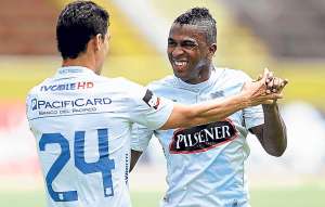 El volante de Emelec Miller Bola&ntilde;os (derecha) fue el mejor jugador del partido ante los &lsquo;camaratas&rsquo;. Foto: &Aacute;lvaro P&eacute;rez / El Tel&eacute;grafo.