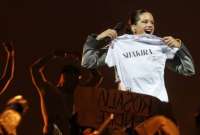 Rosalía no pudo contener su felicidad al recibir una camiseta con el nombre de Shakira.