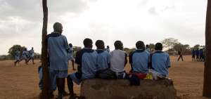 Un grupo de menores ve un partido de f&uacute;tbol en Nyumbani Village, un poblado que es refugio de abuelas y ni&ntilde;os, cuyos padres murieron por culpa del VIH.