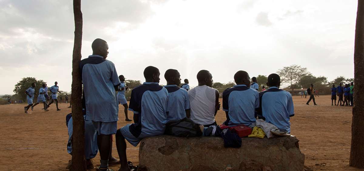 Un grupo de menores ve un partido de f&uacute;tbol en Nyumbani Village, un poblado que es refugio de abuelas y ni&ntilde;os, cuyos padres murieron por culpa del VIH.