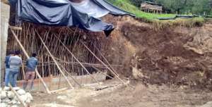 Dos muertos y 3 heridos por deslave en Molleturo