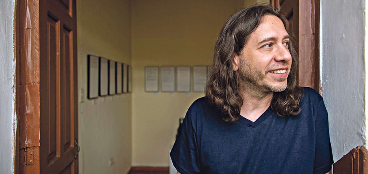 El artista quite&ntilde;o realiz&oacute; sus estudios en la ex-Yugoslavia y en Ecuador. Fue ganador del Premio para las Artes No Convencionales Emiliano Segura, en 2010.  
