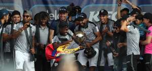 Los jugadores de Independiente muestran orgullosos la Copa Sudamericana.