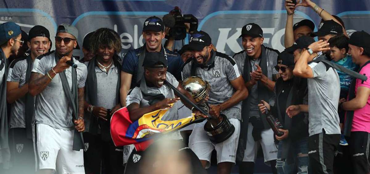 Los jugadores de Independiente muestran orgullosos la Copa Sudamericana.