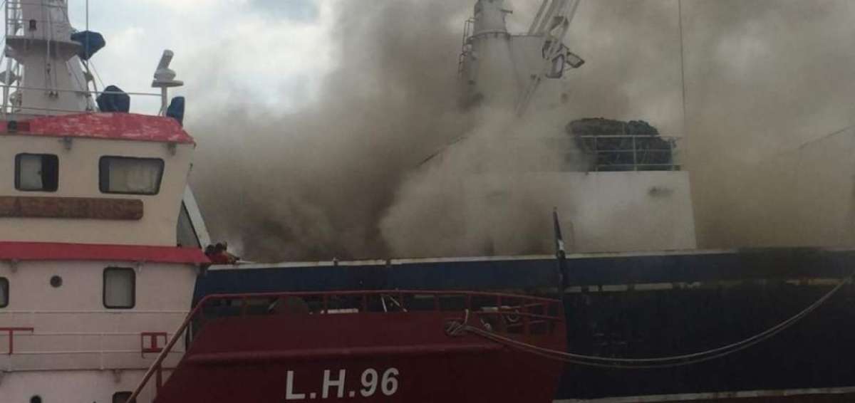 Los bomberos se tomaron aproximadamente 3 horas para controlar el fuego en la embarcaci&oacute;n.