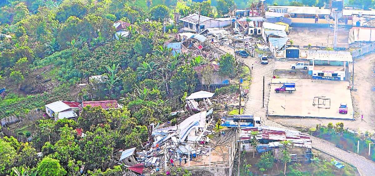 Una ni&ntilde;a, de 3 a&ntilde;os, qued&oacute; sepultada en el terremoto del s&aacute;bado 16 de abril en el recinto manabita La Crespa, del cant&oacute;n Flavio Alfaro. Despu&eacute;s de la tragedia, un equipo de este diario sobrevol&oacute; la zona afectada en un helic&oacute;ptero privado.