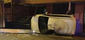 Un auto perdi&oacute; pista y se estrell&oacute; contra una vivienda en el centro de la capital lojana. Una persona fue trasladada a una casa de salud.
