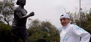 El andar&iacute;n sub-20 David Hurtado junto a la estatua del cuencano Jefferson P&eacute;rez. El quite&ntilde;o competir&aacute; este fin de semana en Morona Santiago.