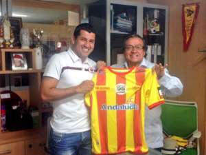 Aucas hace oficial la llegada de Hugo V&eacute;lez