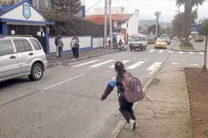En el Liceo Eugenia Mera, a las 07:10, la zona recobra poco a poco la calma despu&eacute;s de un intenso ajetreo. Foto: Jos&eacute; Miguel Castillo.