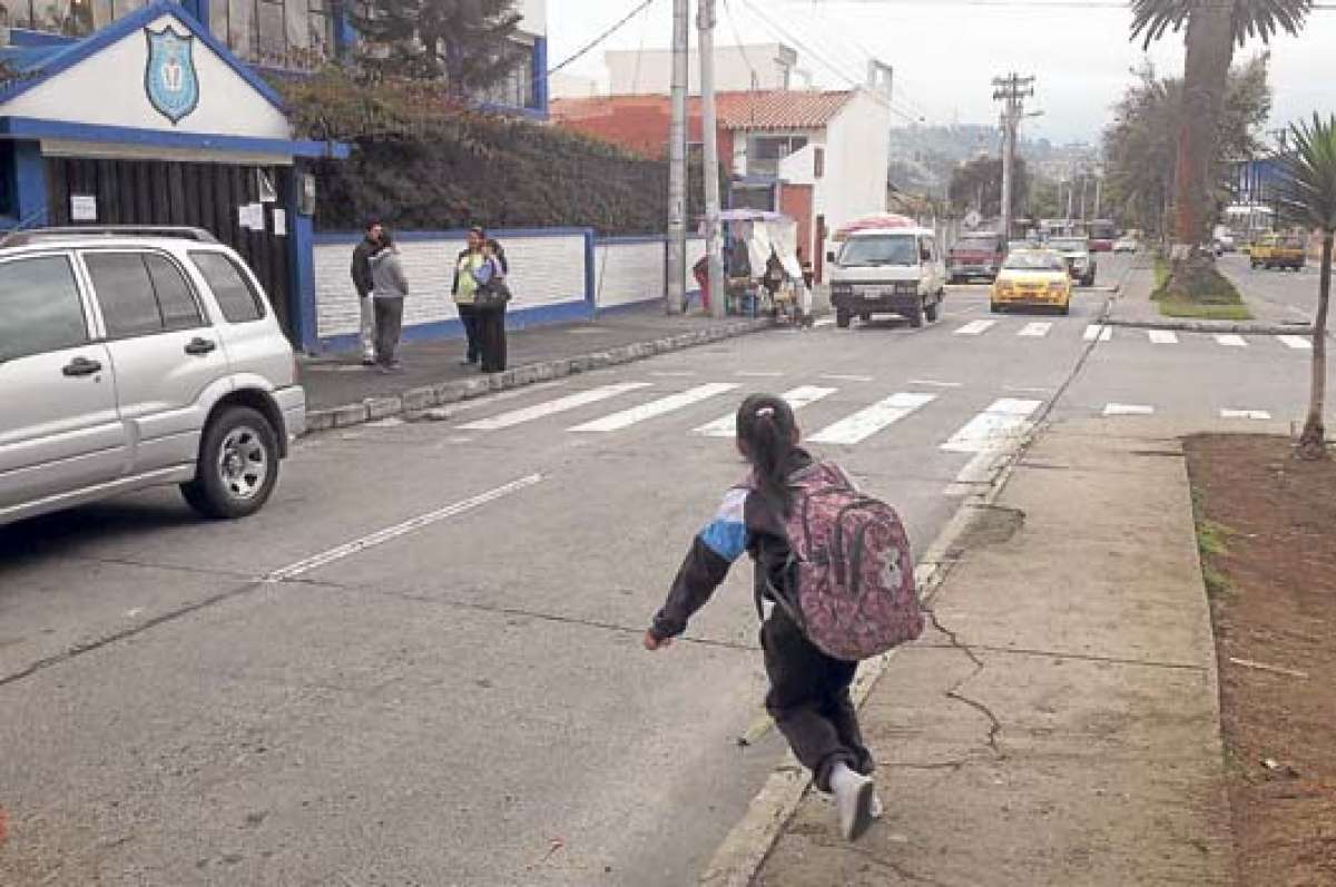 En el Liceo Eugenia Mera, a las 07:10, la zona recobra poco a poco la calma despu&eacute;s de un intenso ajetreo. Foto: Jos&eacute; Miguel Castillo.