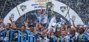 Los jugadores del Gremio de Porto Alegre celebran la quinta corona del club en la Copa de Brasil. El elenco es dirigido por el estratega Renato Ga&uacute;cho. 