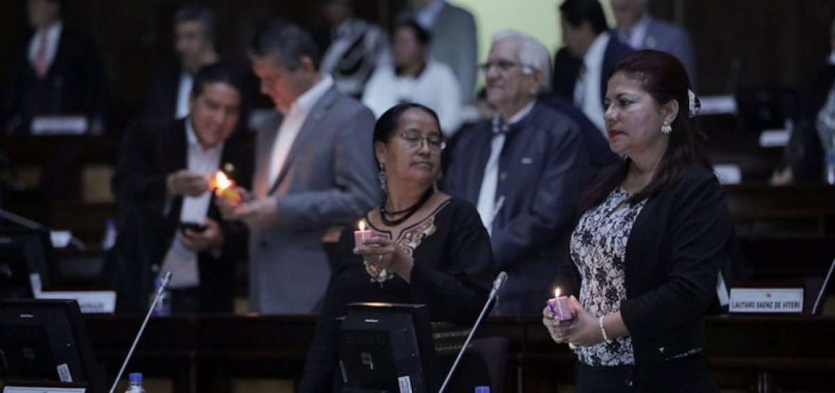 Velas se encendieron en la Asamblea en homenaje a las mujeres v&iacute;ctimas de violencia