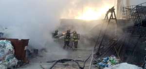 Bomberos controlaron incendio en bodega de reciclaje