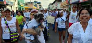 Cientos de personas participaron en la marcha contra el maltrato animal, la tarde del martes 6 de agosto, en Manta.