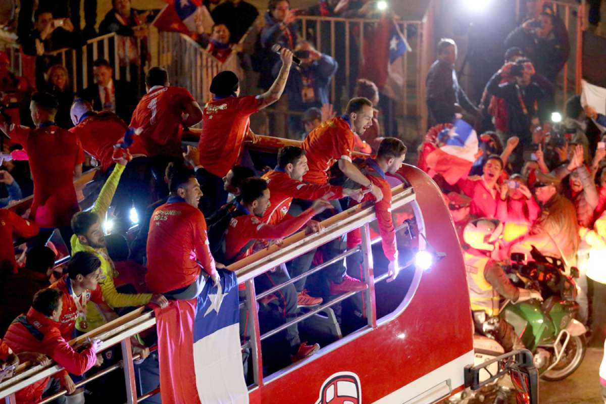 Los jugadores chilenos festejaron con los hinchas en las principales calles de Santiago. Foto: AFP