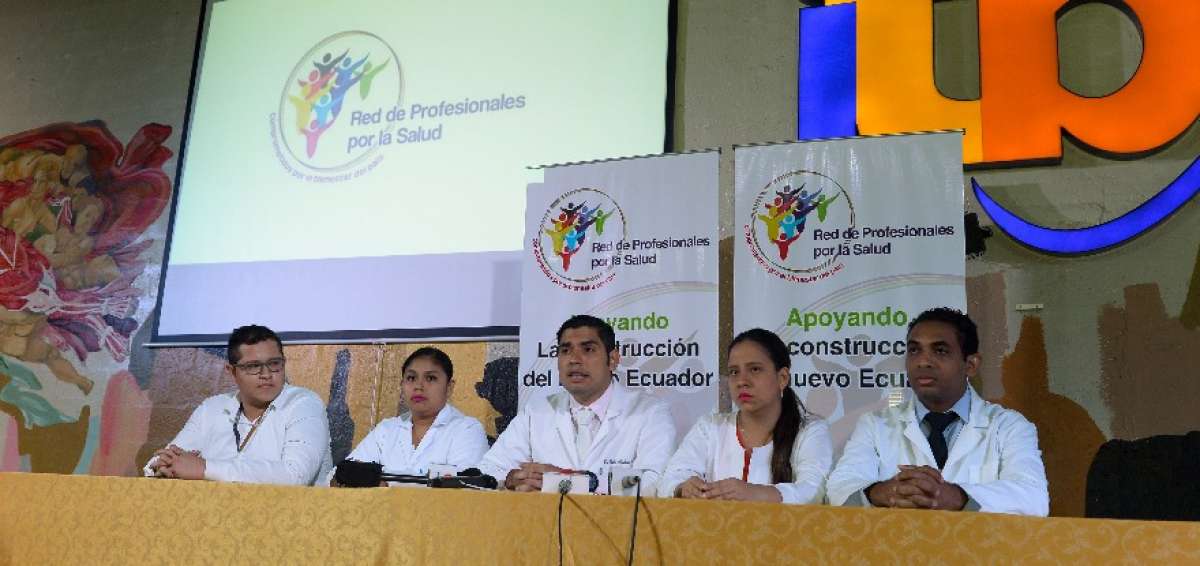 Rub&eacute;n Mendoza (c), integrante del directorio de la Red de Profesionales de la Salud, expone la postura del gremio. 