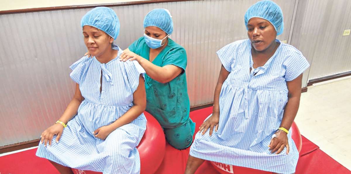 Minutos antes de que las pacientes entren a la sala de parto, las &lsquo;doulas&rsquo; las preparan con masajes. Foto: Cortes&iacute;a del Hospital Enrique C. Sotomayor