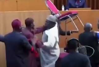 Pelea en el Parlamento de Senegal tras agresión de un diputado a una colega