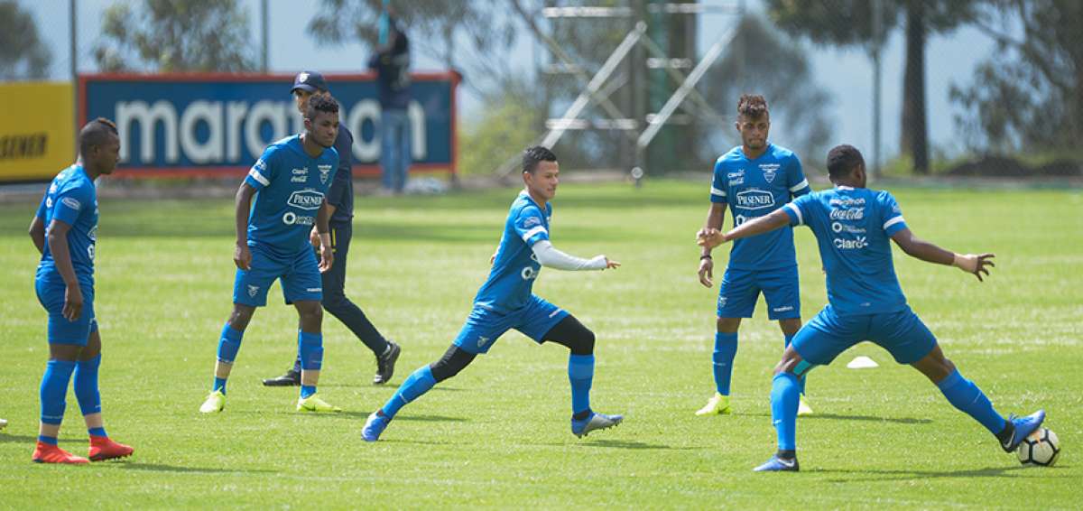 El volante Jordan Rezabala (centro) durante el entrenamiento de ayer de los juveniles, en la Casa de la Selecci&oacute;n en Quito.