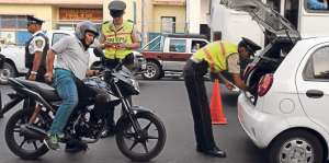 Agentes solicitan los documentos de identidad y del veh&iacute;culo. Tambi&eacute;n revisan compartimientos de los carros. Foto: Miguel Castro.