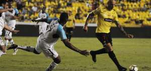 El delantero argentino, Ariel Nahuelp&aacute;n, controla el bal&oacute;n ante la marca de uno de los zagueros de U. Cat&oacute;lica en el juego de la primera fecha de la serie A. 