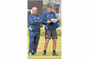 Los argentinos Jorge C&eacute;lico (izq.) y Luis Soler durante una pr&aacute;ctica de Universidad Cat&oacute;lica, el d&iacute;a en el que C&eacute;lico cedi&oacute; su lugar a su compatriota. Foto: Archivo / El Tel&eacute;grafo.