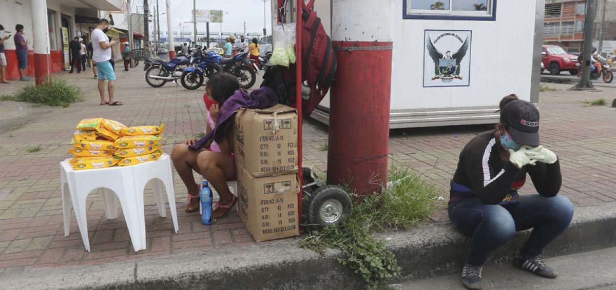 En las calles de todo el pa&iacute;s se observa a cientos de personas vendiendo un sinf&iacute;n de productos y se exponen al contagio del covid-19.   