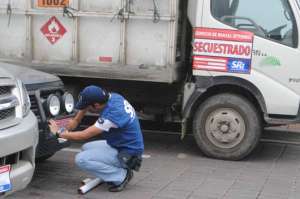 Personal del organismo de control tributario cumpli&oacute; el operativo de embargo de veh&iacute;culos y bienes en todos los cantones de la provincia. Foto: Cortes&iacute;a / SRI EL Oro