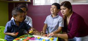 Cristian, de 4 a&ntilde;os, tiene autismo leve, y Mario, de 7, fue diagnosticado con &aacute;sperger. Ambos ni&ntilde;os reciben terapia de lenguaje y sus madres acuden a charlas para tratar su condici&oacute;n.  