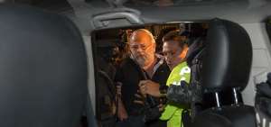 Momento en el que Carlos Pareja Yannuzzeli llegaba al aeropuerto Mariscal Sucre, en Quito, el 11 de agosto.